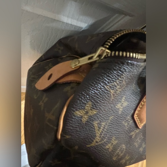 Louis Vuitton bag / Louis Vuitton hand bag / Louis Vuitton duffel bag / purse - Picture 4 of 14